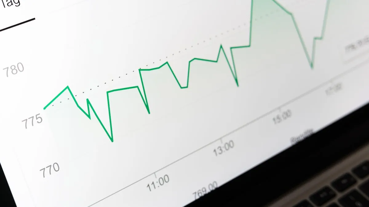 Persona trabajando en un portátil con datos de marketing digital en pantalla en entorno oscuro