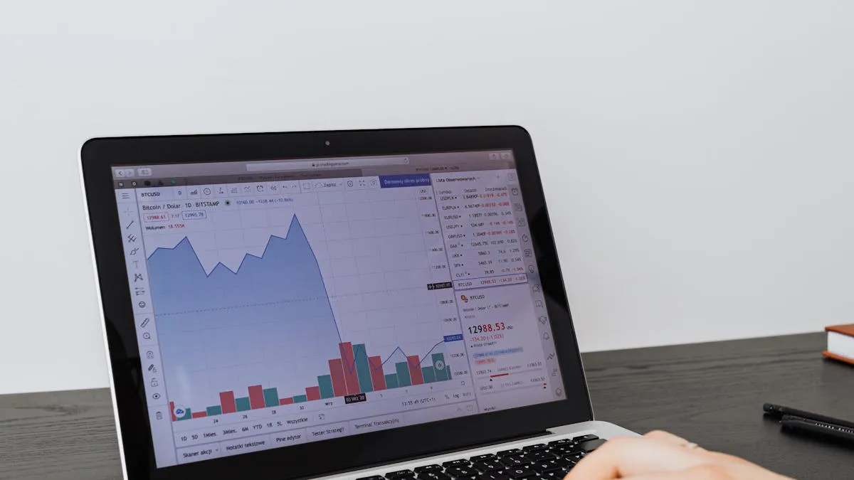 Portátil sobre superficie oscura mostrando interfaz de datos digitales relacionada con seguimiento y analítica