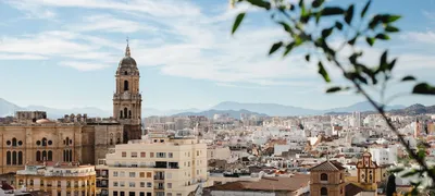 Vista del centro histórico de Málaga con la torre del reloj, ciudad donde los negocios locales usan Google Ads para atraer clientes