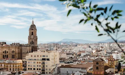 Vista del centro histórico de Málaga con la torre del reloj, ciudad donde los negocios locales usan Google Ads para atraer clientes