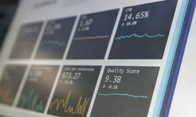 Mano redirigiendo una flecha roja hacia arriba representando la estrategia de crecimiento de Google Ads para pymes