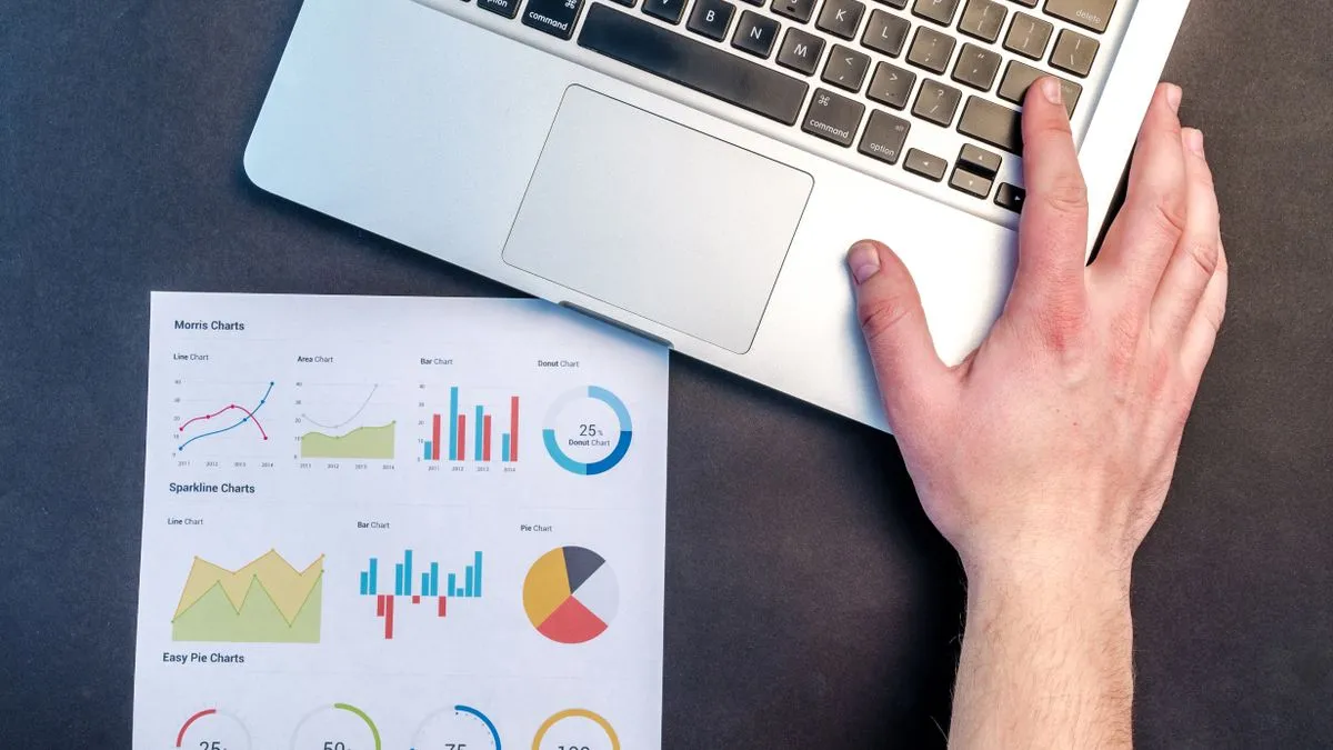 Mano redirigiendo una flecha roja hacia arriba representando la estrategia de crecimiento de Google Ads para pymes