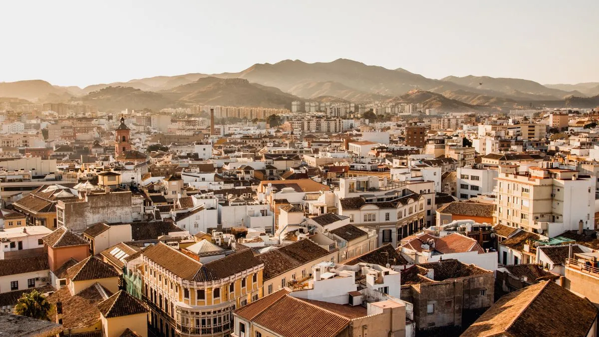Vista de las calles del centro histórico de Málaga con comercios locales y ambiente urbano de la ciudad