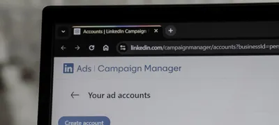 Interfaz de gestor de campañas publicitarias digitales mostrando métricas de rendimiento de Google Ads Performance Max