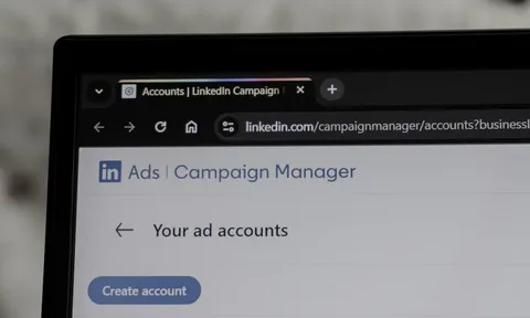 Interfaz de gestor de campañas publicitarias digitales mostrando métricas de rendimiento de Google Ads Performance Max