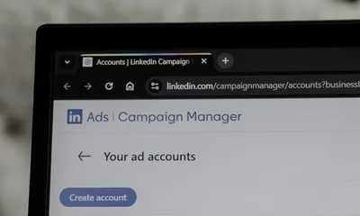 Interfaz de gestor de campañas publicitarias digitales mostrando métricas de rendimiento de Google Ads Performance Max