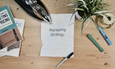 Pantalla de ordenador con gráficas de analítica de marketing digital representando la gestión de una campaña de Google Ads con presupuesto ajustado