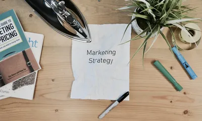 Pantalla de ordenador con gráficas de analítica de marketing digital representando la gestión de una campaña de Google Ads con presupuesto ajustado