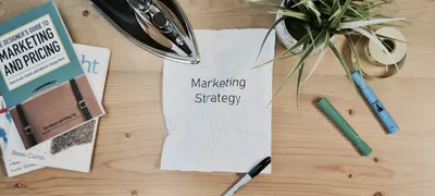 Pantalla de ordenador con gráficas de analítica de marketing digital representando la gestión de una campaña de Google Ads con presupuesto ajustado