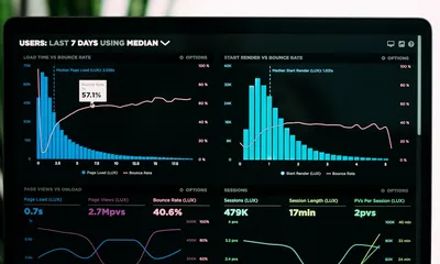Pantalla de ordenador mostrando gráficos de analítica de marketing digital para seguimiento de conversiones