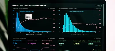 Pantalla de ordenador mostrando gráficos de analítica de marketing digital para seguimiento de conversiones